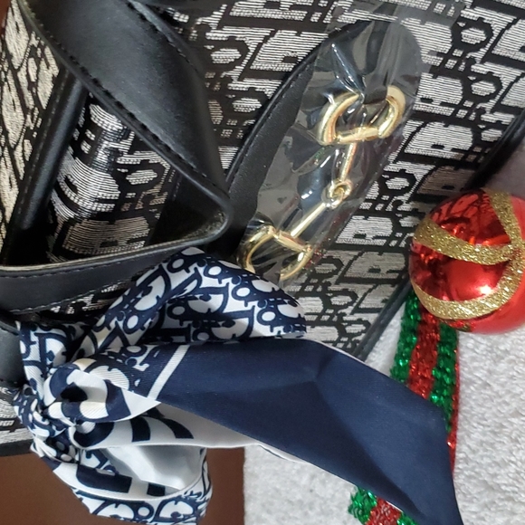 Ladies Fashionable Handbag  - $75 NWT - Picture 5 of 6